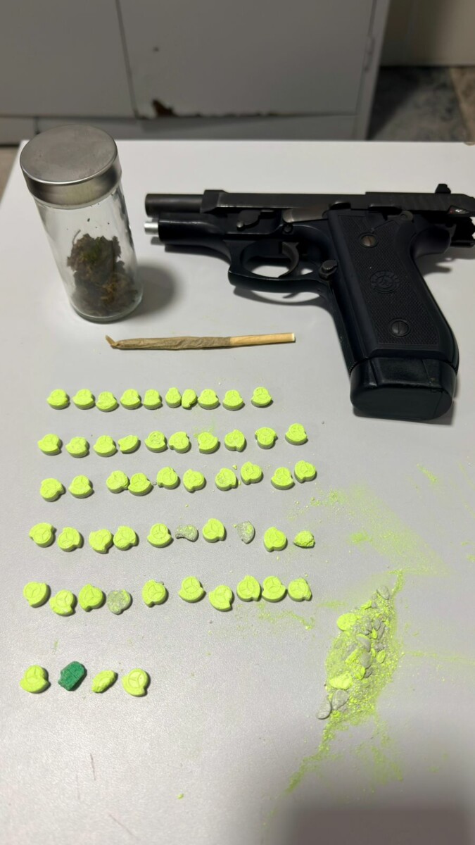 PCGO prende homem em flagrante por posse ilegal de arma de uso restrito e tráfico de drogas em Goiânia