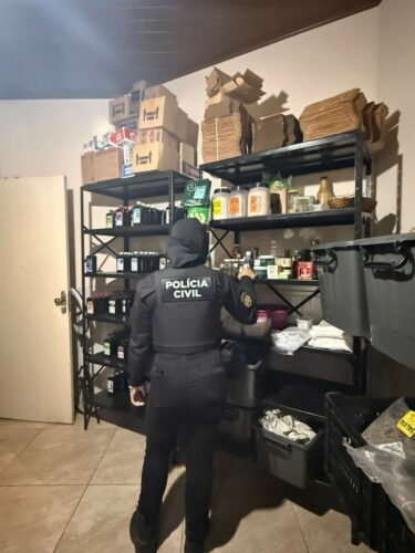 PCGO prende mulher em flagrante por comercialização ilegal de produtos terapêuticos em Trindade