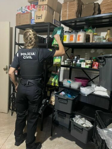 PCGO prende mulher em flagrante por comercialização ilegal de produtos terapêuticos em Trindade